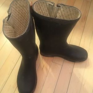 Black chanok rain boots